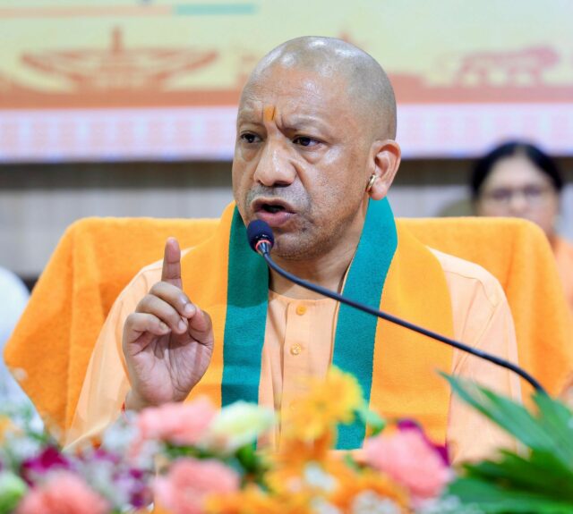 UP centimetrov Yogi Adityanath uvádza, že viac ako 500 profesionálnych športovcov poskytovalo prácu federálnej vláde, športové aktivity nazýva „požiadavkou“, nie jednoducho „zdrojom zábavy“ 


