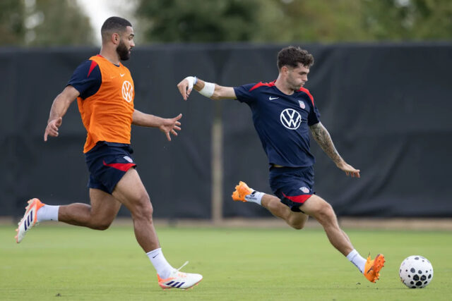 Austin, TX - 7. októbra: Hlavný tréner Mauricio Pochettino z Spojených štátov hovoril s hráčmi počas výcviku USMNT v predstavení St. David 7. októbra 2025 v Austine v Texase. (Foto: Fotografie Johna Dortona/ISI/USSF/Getty Images)