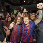 Ed Sheeran strávil nedeľný večer na párty v New Yorku, keď sledoval El Clasico s legendou Barcelony