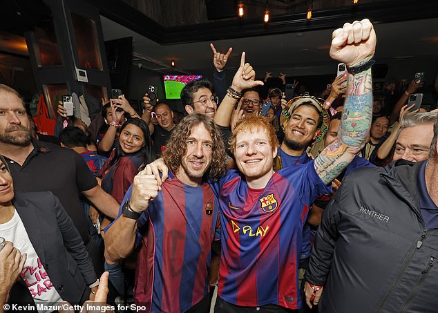 Udalosti Eda Sheerana v New Yorku, keď popové celebrity neusporiadane Ed Sheeran strávil nedeľný večer na párty v New Yorku, keď sledoval El Clasico s legendou Barcelony