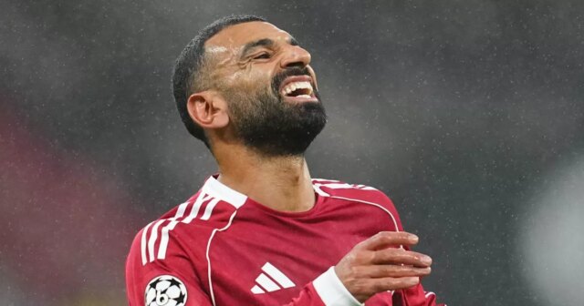 Mohamed Salah (FC Liverpool) sa pozerá počas skupinového zápasu Ligy majstrov medzi Eintrachtom Frankfurt a Liverpoolom FC v Deutsche Bank Park, Frankfurt, Nemecko, 22. októbra 2025. (Foto Ulrik Pedersen/NurPhoto cez Getty Images)