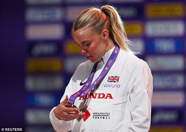 V rámci *** programu roka Keely Hodgkinsonovej: Zlatá žena z Keely Hodgkinson si od svojho triumfu na olympijských hrách prežila „***show“ roka