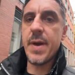 Gary Neville (vyššie) vyvolal zúrivý online vôľ po jeho pripomienkach k útoku na synagógu v Manchestri zostúpil do chvástania o „nahnevaných bielych mužoch stredného veku, ktorý delil Britániu tým, že zdvihol vlajky Únie