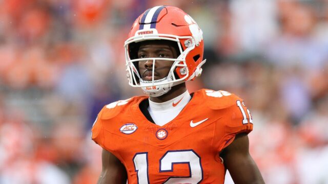Vedúci prijímajúci hráč Clemson Bryant Wesco Jr bol načas prepustený po hrozivom zranení 


