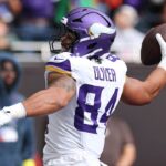 Vikingsova webová kamera akers hodí TD prejdú Joshovi Oliverovi