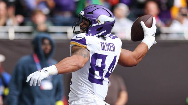 Vikingsova webová kamera akers hodí TD prejdú Joshovi Oliverovi 

