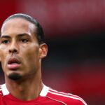 Virgil van Dijk bol súčasťou tímu Liverpoolu, ktorý v nedeľu porazil Manchester United – a teraz mu poslali strohý odkaz