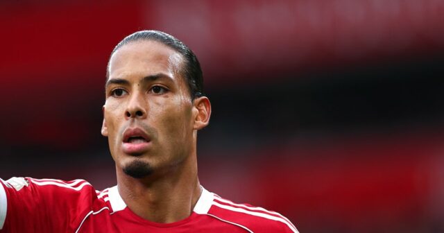 Virgil van Dijk bol súčasťou tímu Liverpoolu, ktorý v nedeľu porazil Manchester United – a teraz mu poslali strohý odkaz