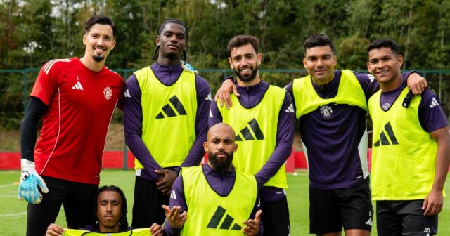 Vnútri funkcie oblečenia Guy Utd 'Uncle Cas' po 2. významnom Diegoum, pozn