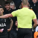 Pedro Porro ukazuje, že v sobotu vyhodí z stánkov rozhodcu Thomasa Bramalla