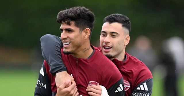 Piero Hincapie a Gabriel Martinelli počas tréningu. 