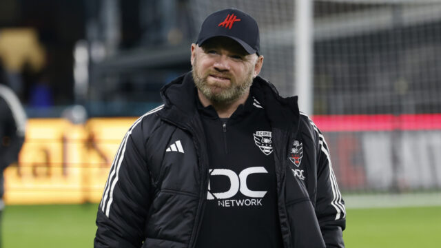 'Vynikajúci hráč'-- Wayne Rooney víta celebritu Manchestru United toho obdobia; hráč zobrazuje nesprávny príbeh 

