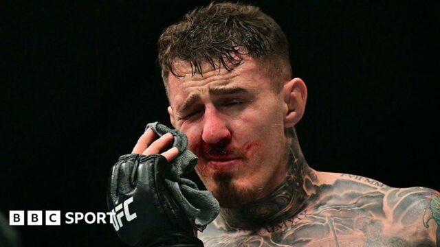 Výsledky UFC 321: Tom Aspinall si po popichaní očí od Tom Aspinall holds his hurt eye at UFC 321