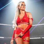 WWE šampión formálne potvrdzuje vážne zranenie; Blake Monroe vypúšťa jednotlivé strely