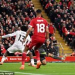 Mo Salah (vpravo) mal zlý zápas pri nedeľnej porážke Liverpoolu od Manchestru United