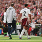 Liverpool, Anglicko - 31. augusta: William Saliba z Arsenalu reaguje so zranením počas zápasu Premier League medzi Liverpoolom a Arsenalom v Anfielde 31. augusta 2025 v Liverpoole v Anglicku. (Foto: Carl Recine/Getty Images)