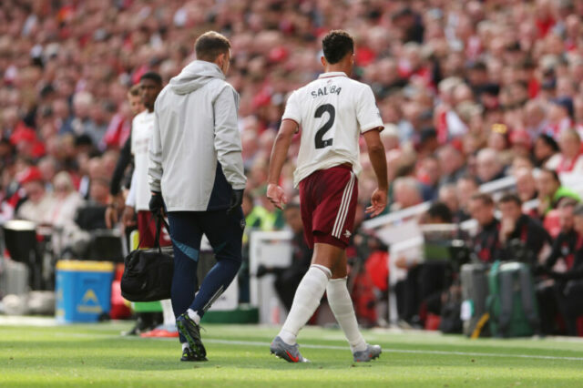 Liverpool, Anglicko - 31. augusta: William Saliba z Arsenalu reaguje so zranením počas zápasu Premier League medzi Liverpoolom a Arsenalom v Anfielde 31. augusta 2025 v Liverpoole v Anglicku. (Foto: Carl Recine/Getty Images)