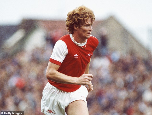 Willie Young zomrel vo veku 73 rokov: Pocty prichádzajú, keď Willie Young zomrel vo veku 73 rokov: Pocty prichádzajú, keď zomiera bývalý futbalista Arsenalu a Tottenhamu