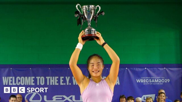 Wrexham Open: Mimi Xu chráni skladby a zvyšuje názvy presne Mimi Xu holds the Wrexham Open trophy aloft