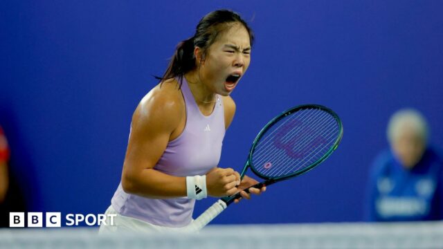 Wrexham Open: Mimi Xu sa naposledy stretne s Mikom Stojsavljevičom Mimi Xu celebrates after winning a point