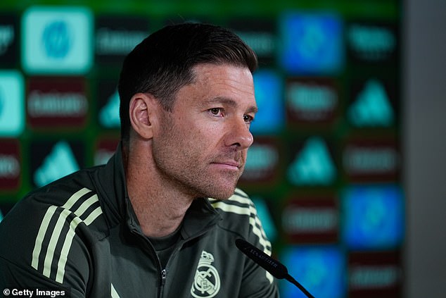 Xabi Alonso prerušil mlčanie tým, že bol vynechaný z verejného Xabi Alonso potlačil akúkoľvek predstavu o pokračujúcom spore s hviezdou Realu Madrid Viniciusom Juniorom