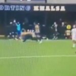 Manažér Sporting Khalsa Ian Rowe robí červa po ich neskorom góle.