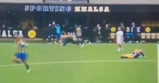 Manažér Sporting Khalsa Ian Rowe robí červa po ich neskorom góle.