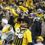 Fanúšikovia jasajú počas štvrtého štvrťroka medzi Green Bay Packers a Pittsburgh Steelers