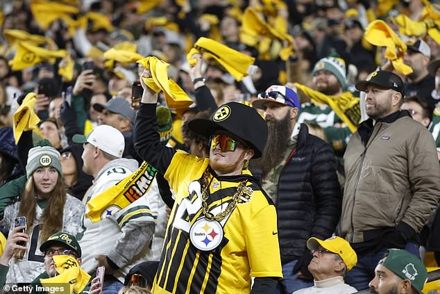 Zamestnanec arény v Pittsburghu má pred nedeľným večerným futbalom „zásadný Fanúšikovia jasajú počas štvrtého štvrťroka medzi Green Bay Packers a Pittsburgh Steelers