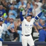 George Springer z Toronta Blue Jays (vpravo) oslavuje po tom, čo zasiahol trojnásobný gól
