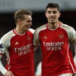 Martin Odegaard a Kai Havertz oslavujú