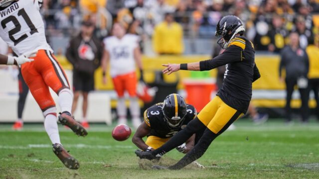 Zdroj: Hráči zmätení nad povrchom Steelers' Acrisure Arena 

