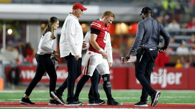 Zdroje: Wisconsin QB Billy Edwards Jr. Out vs. Michigan 


