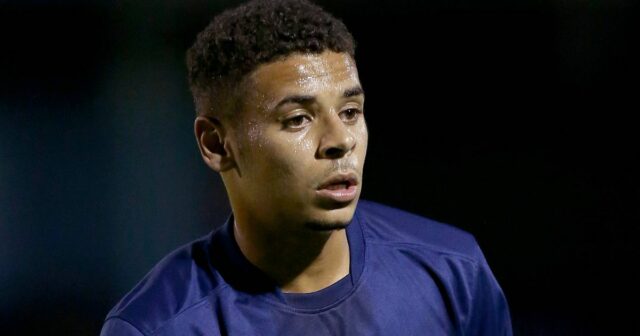 Žena obvinená po tom, čo syn bývalej hviezdy Tottenhamu prišiel 27. augusta 1984 Londýn – Football League Division One – Tottenham Hotspur vs. Leicester City – John Chiedozie z Tottenhamu a Bobby Smith z Leicesteru (foto Mark Leech/Offside/Getty Images)