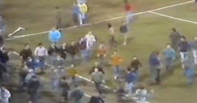 Zločinci z Chelsea ubližovali policajtom a zamerali sa na Sunderland, Fanúšikovia Chelsea vtrhli na ihrisko proti Sunderlandu, 1986