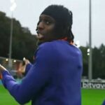 Značky Liverpool Ace Frimpong Značky Tottenham Celebrity 'Bolesing Loser' na tréningovej škole | Futbal | Športová aktivita