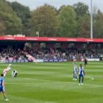 Fanúšik umiestnil vlajku svätého Juraja do stredového kruhu počas zápasu Salforda s Oldhamom na protest proti Garymu Nevillovi