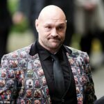 Tyson Fury prišiel na pohreb Rickyho Hattona v obleku, ktorý sa prekypoval s obrázkami seba samého