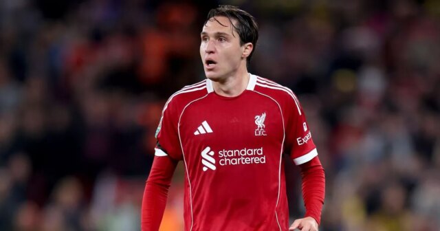 Federico Chiesa z Liverpoolu v akcii počas zápasu Tretie kolo Carabao Cupu medzi Liverpoolom a Southamptonom v Anfielde 
