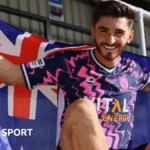 Josh Cavallo s austrálskou vlajkou po podpise pre Peterborough Sports
