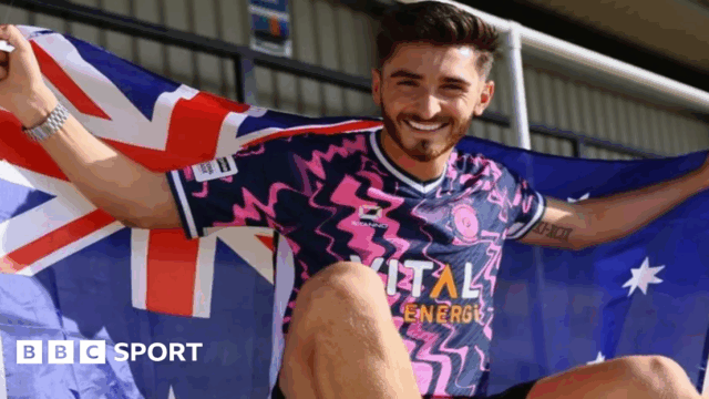 Josh Cavallo s austrálskou vlajkou po podpise pre Peterborough Sports