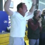 „Kde je preč?“- Jason Cundy šťastne poškodzuje svoj mikrofón na divokých večierkoch nad Chelsea Champion
