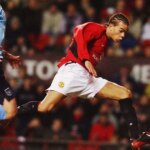 Ramon Calliste z Manchestru United strieľa prvý gól počas zápasu FA Youth Cup medzi Manchestrom United a Manchestrom City na Old Trafford 13. januára 2004.