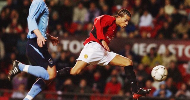 Ramon Calliste z Manchestru United strieľa prvý gól počas zápasu FA Youth Cup medzi Manchestrom United a Manchestrom City na Old Trafford 13. januára 2004. 