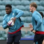 Maro Itoje prihráva v piatok na tréningu v Twickenhame po boku Alexa Colesa