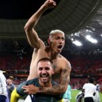 Richarlison z Tottenhamu Hotspur oslavuje so spoluhráčom Alfiem Whitemanom