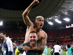 „Nešťastný“ futbalista Premier League skončil vo veku 26 rokov a začal nové týždne kariéry po trofeji Richarlison z Tottenhamu Hotspur oslavuje so spoluhráčom Alfiem Whitemanom