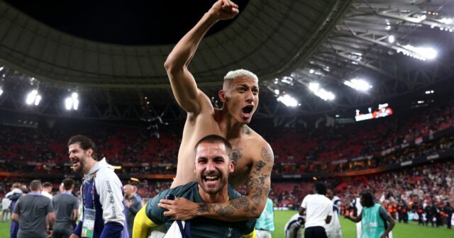 „Nešťastný“ futbalista Premier League skončil vo veku 26 rokov a Richarlison z Tottenhamu Hotspur oslavuje so spoluhráčom Alfiem Whitemanom