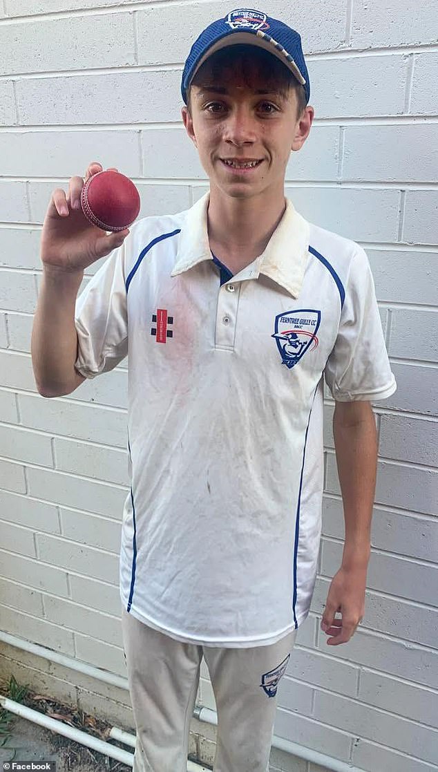 „Netopiere von pre Bennyho“: Rozbitá kriketová komunita sa zhromažďuje pri Rozbitá kriketová komunita sa zišla, aby oslávila život Bena Austina, mladíka, ktorý tento týždeň zomrel po tom, čo ho loptička zasiahla do krku pri odpalovaní do siete.