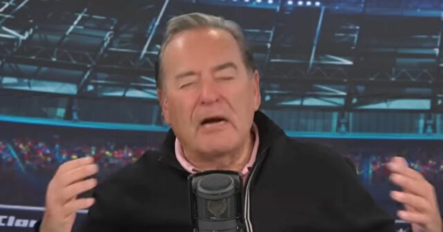 „Pozeranie farby je úplne suché“ Jeff Stelling bol nútený vypnúť Jeff Stelling v rozhovore pre talkSPORT
